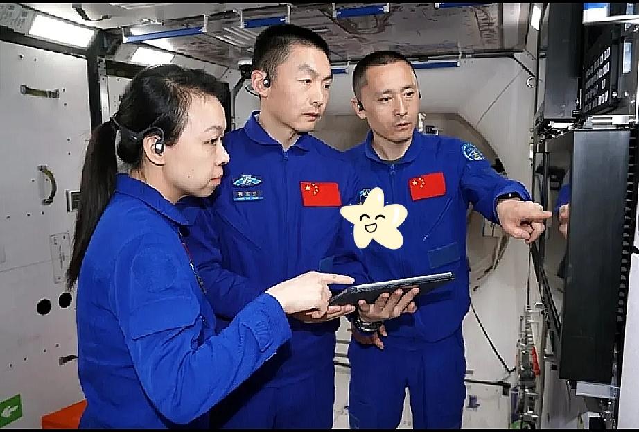 目睹了神舟发射后的直播画面，黎家盈在舱内轻轻拨动那支悬浮的笔，嘴角噙着一抹笑。那