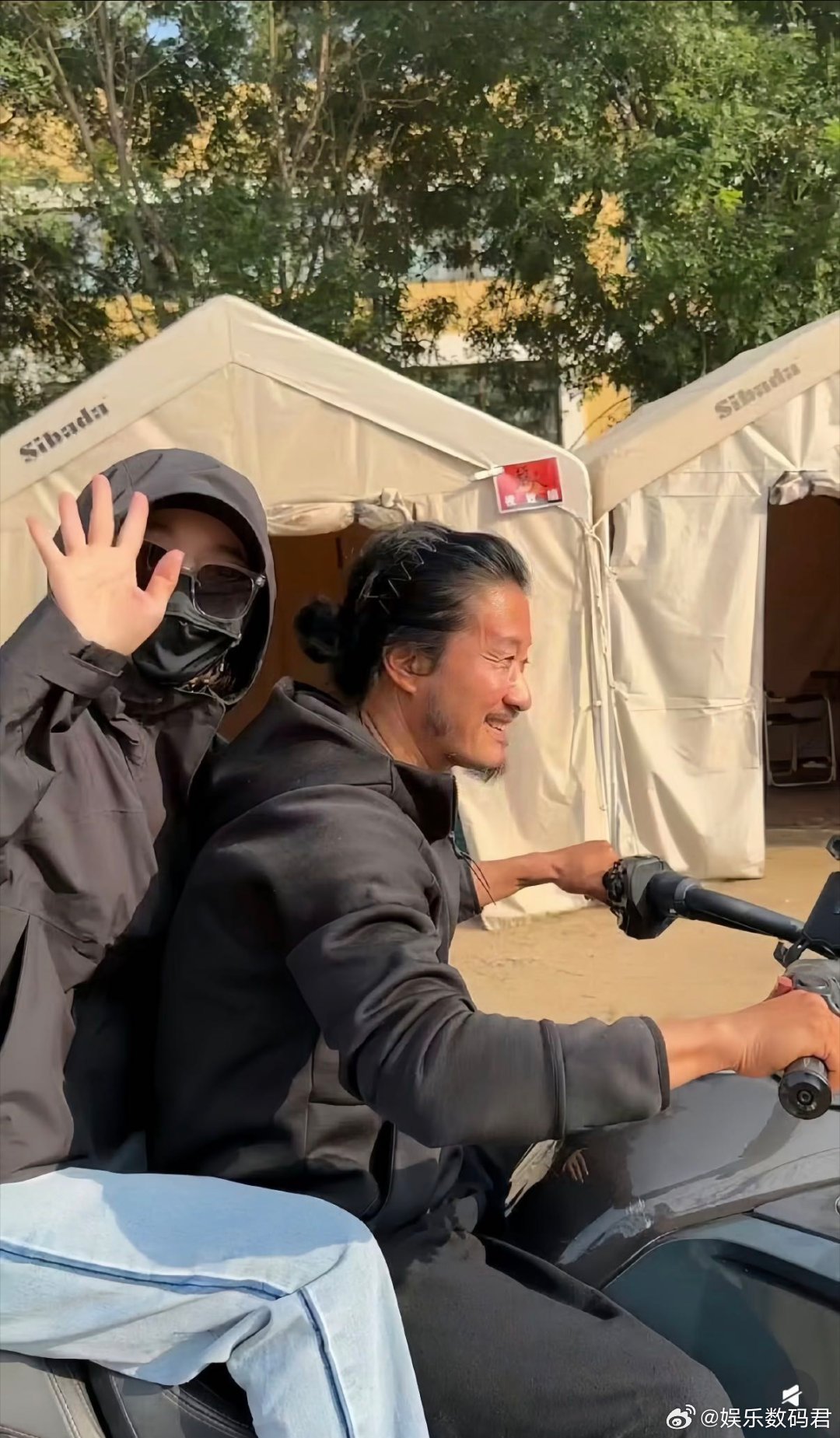 吴京夸谢楠飒最好的爱情就是彼此应援，双向守护。吴京无条件支持谢楠做自己，谢楠也永