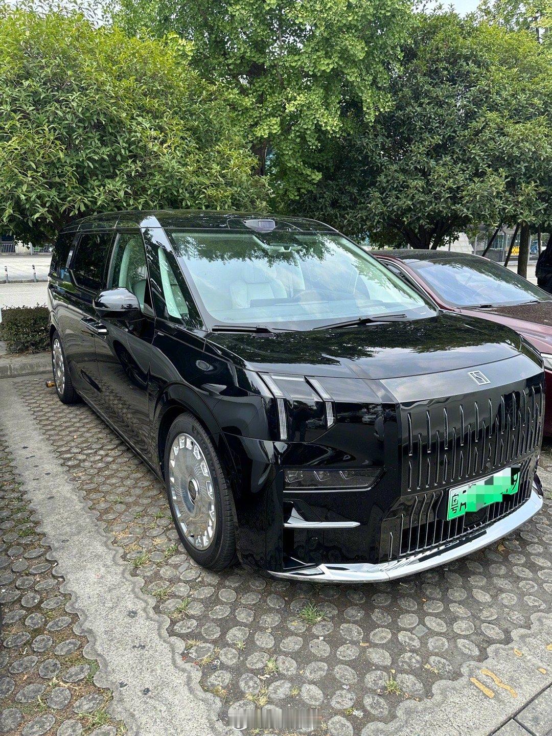 极氪009光辉和沃尔沃EM90，谁更排面？ #东北电吹##2024成都车展# ​