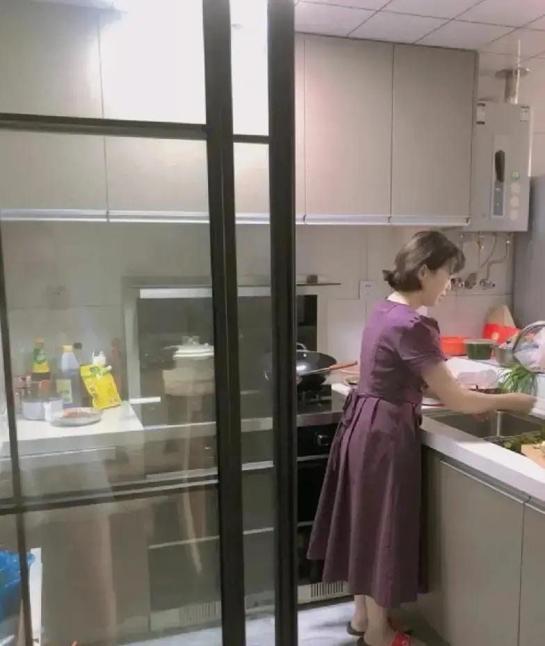 婆婆掏光存折给小叔子买了套全款婚房，本以为是雪中送炭，结果房产证上只有她自己的名