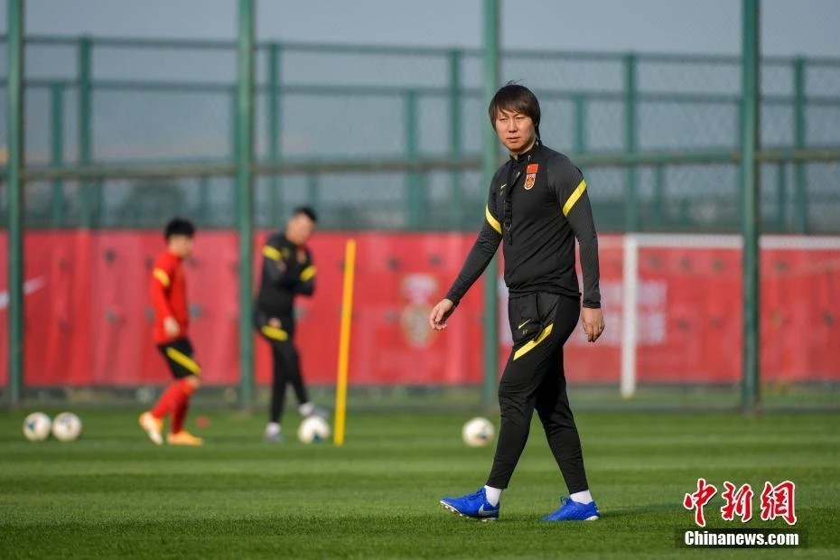 【#李铁陈戌源等73人被终身禁足# 】央视新闻消息，1月29日，公安部、体育总局