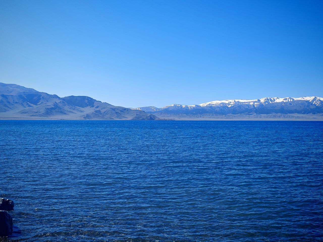这一片赛里木湖的蓝天白云、五月的雪山、湛蓝的湖水，值得我们五千里奔赴！