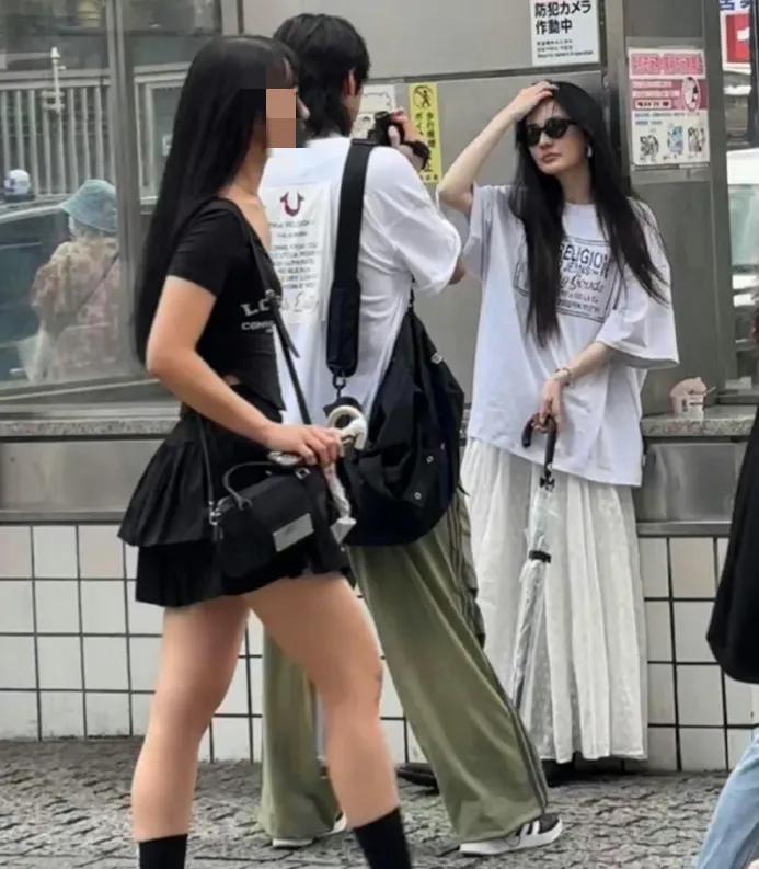 徐璐引发热议！
7月13日，徐璐突然引发了热议，起因是有人在日本拍到了她与吴崇轩