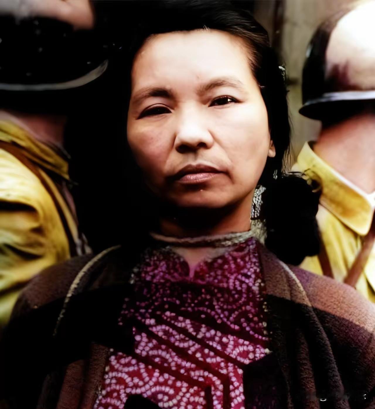 1950年6月10日，朱枫即将被押往台北马场町刑场。面对镜头，她目光坚定，透着革