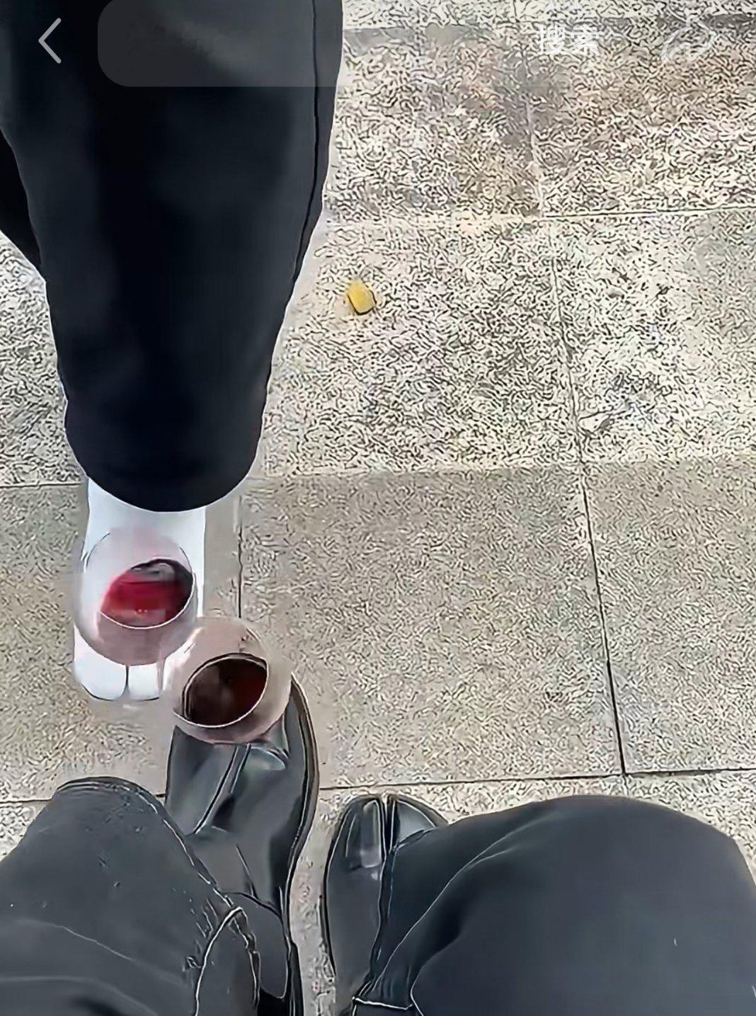 原来当年还靠脚印分辨敌军，他们真的好喜欢这种分趾鞋。