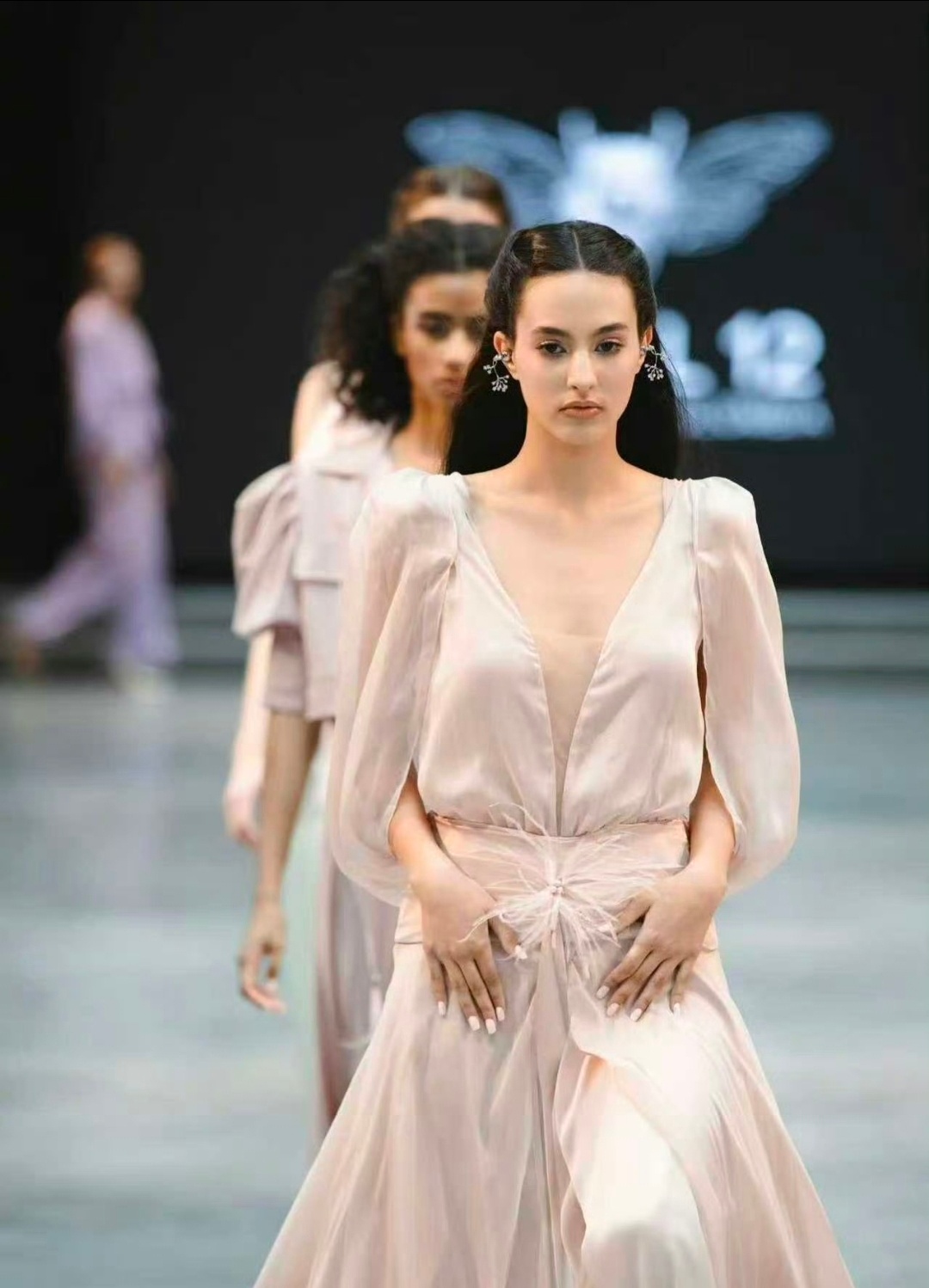 太符合年轻人的设计了！马年含金量最高的耳机华为耳机这波联名把金子戴耳朵上了