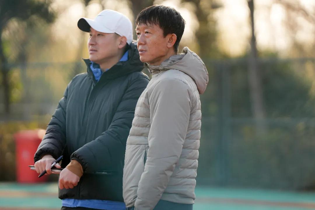 江苏盐城：本次出任盐城足球队主教练的黄勇曾效力健力宝国家青年队（1993年至19