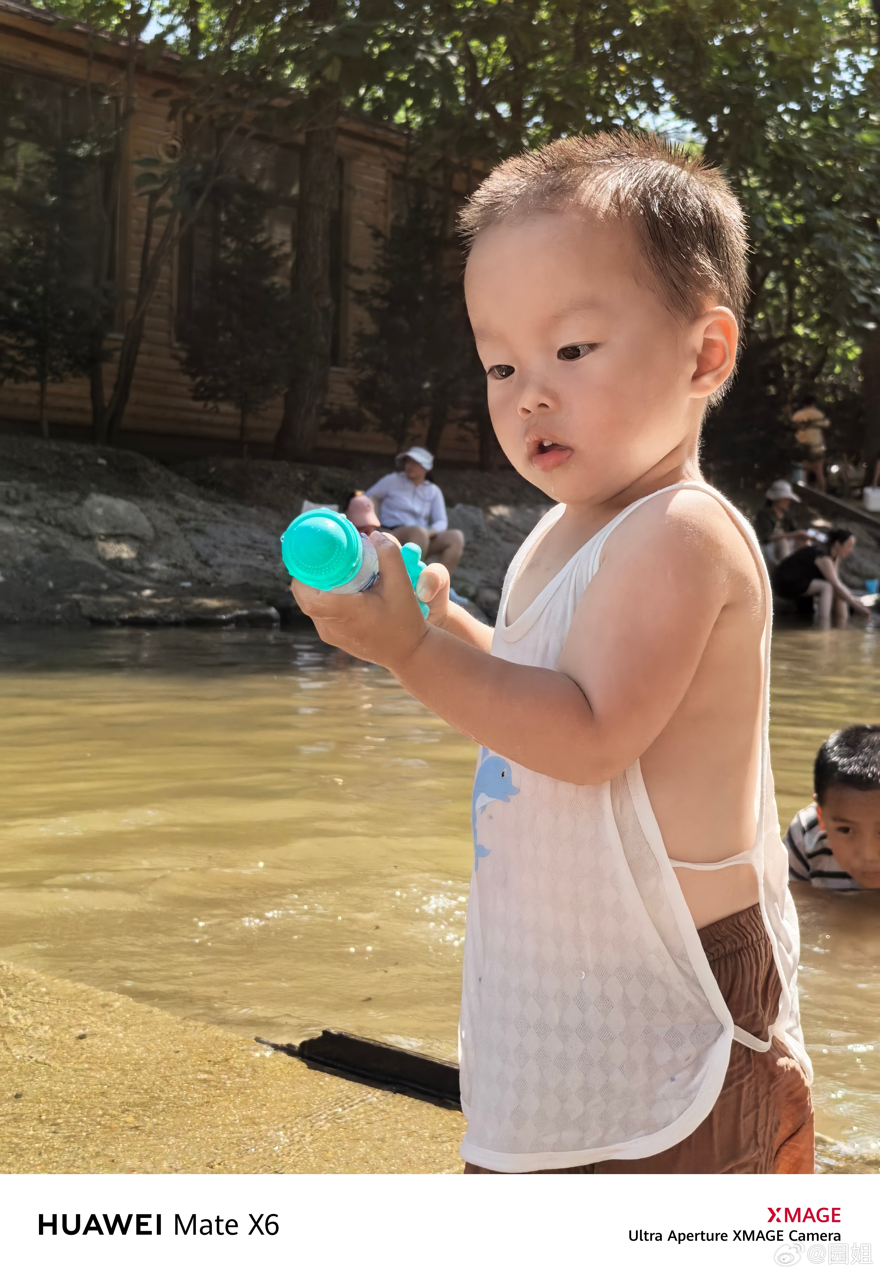 带二宝玩水，是不是每个小孩子都喜欢玩，不亦乐乎[污] ​​​