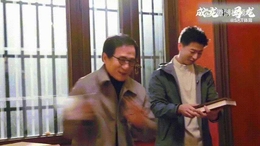 马龙成龙一起打乒乓球了 跨越领域的梦幻联动谁不爱！马龙的专业指导配上成龙的趣味表