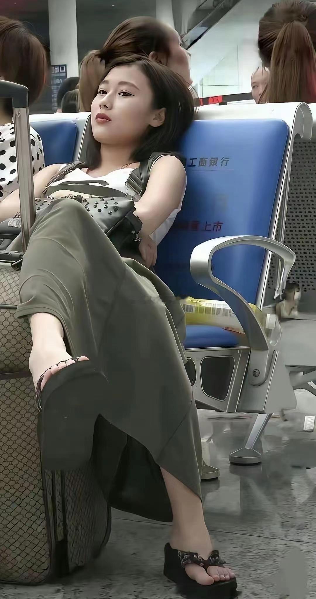 候车室里的这一幕，到底是随性还是没教养？这女的怎么能在公共场合这样坐呢？ 