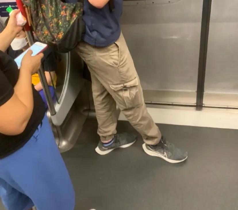 香港地铁，随处可见home键iPhone
感觉他们那里生活节奏好慢

我也想继续