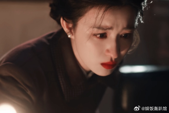 王楚然无声落泪胜过千言万语没有歇斯底里的哭喊，王楚然安静垂泪的画面格外戳心。眼底
