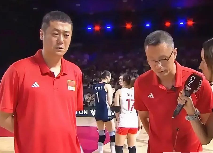 赵勇大声骂人，感觉他的脑门都气青了！中国女排第二局被哥伦比亚女排拿下，局间休息时
