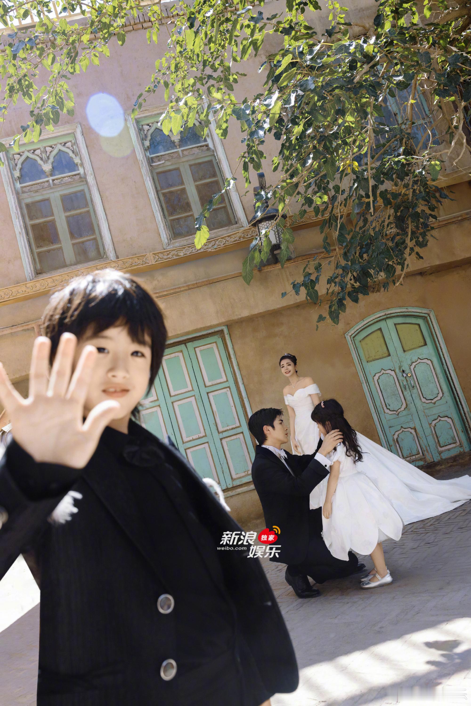 姜潮麦迪娜终于要办婚礼了姜潮麦迪娜婚纱照正式公开，特地回到麦迪娜家乡新疆拍摄，一