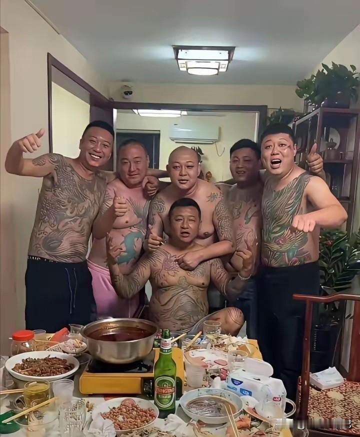 不要被身上的纹身吓倒到了，其实他们都很仗义的。