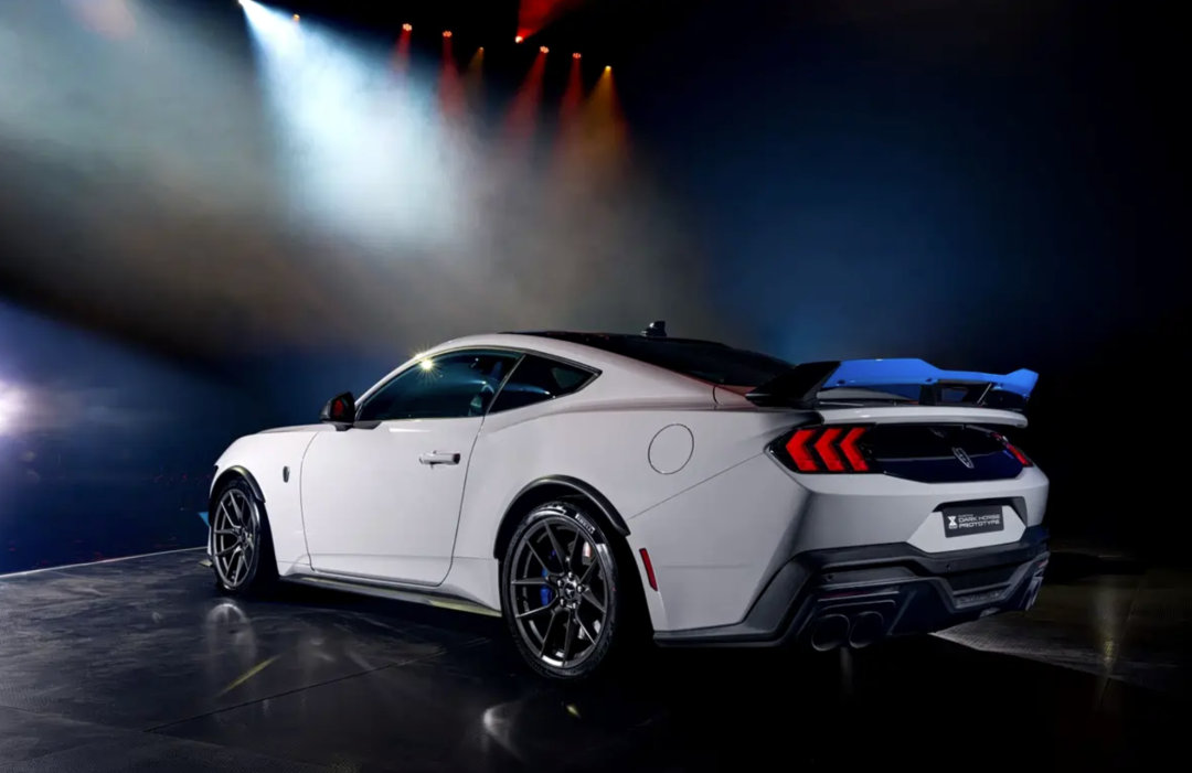 车市热门 日前，福特Mustang Dark Horse T8Spec套件官图正