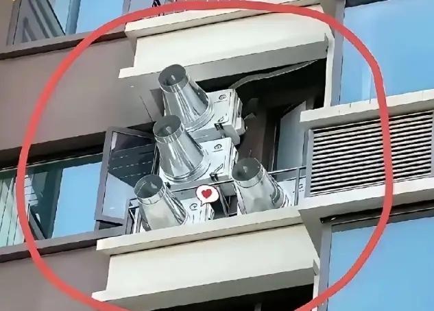 “震惊！”安徽，一男子出差回家，感到家里闷热，连忙推开窗户，突然，看见对面住户的