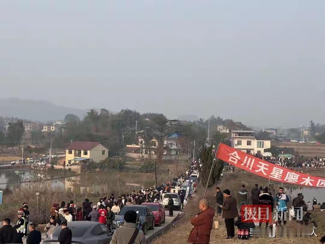 千人帮忙杀猪：乡村突变“5A景区”，农村杀年猪为什么有这么大的吸引力？
据媒体报