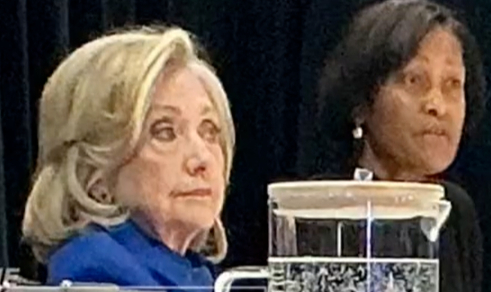 #希拉里甩锅克林顿# 【“问我丈夫去！”希拉里就爱泼斯坦案作证：甩锅克林顿，议员