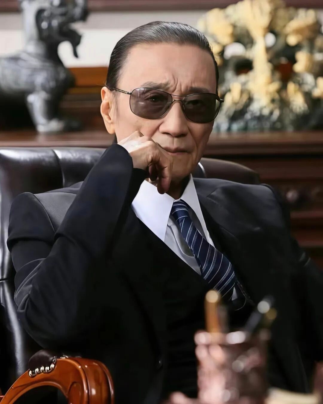 那个永远戴着墨镜、嘴角挂着坏笑的“四哥”，这次真的谢幕了。89岁，因肺炎离世。谢
