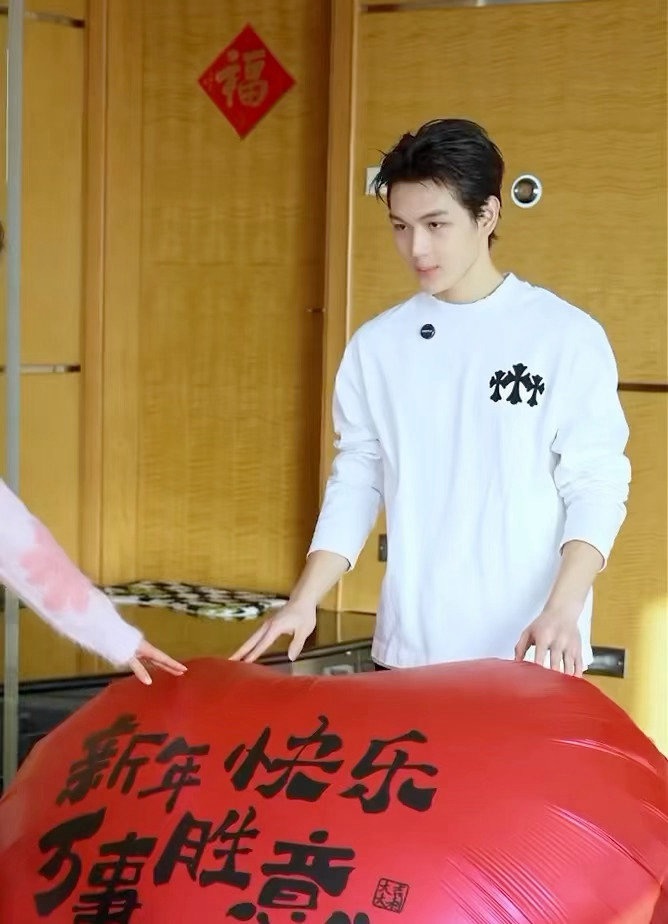 娱乐圈最近猛yx的星二代可能要再多一个了，之前董璇女儿经常上rs，这次王艳儿子算