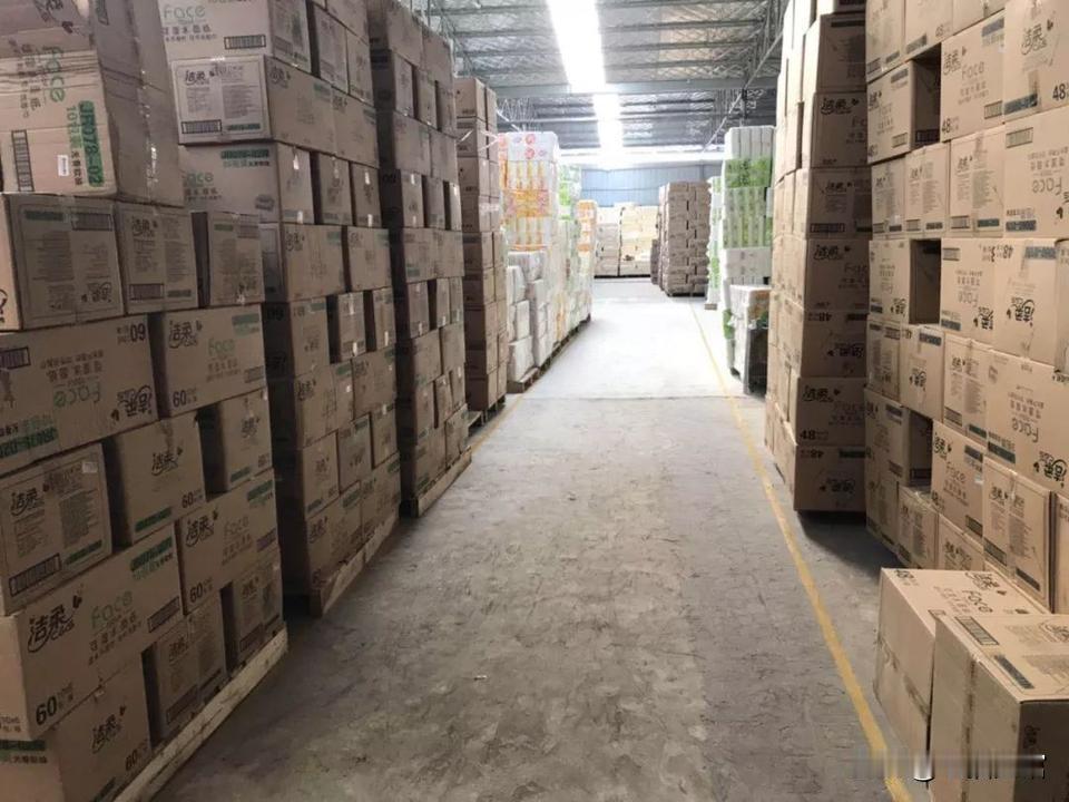 我今年63岁。我在工厂里看仓库，一个月挣7500元。有一天老板突然解雇了我。我很