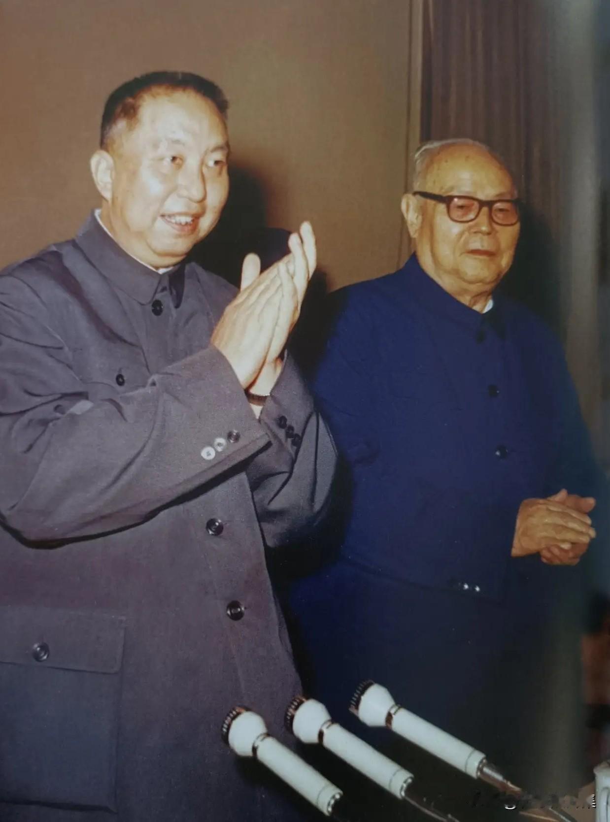 1976年11月30日，华国锋同志与叶剑英元帅在出席中央会议时的同框照。两位在1