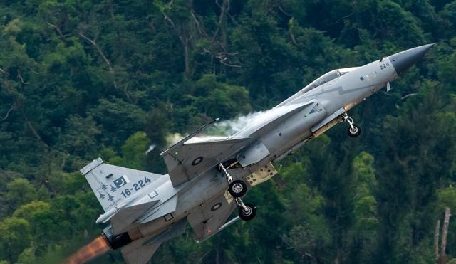 16架“枭龙”，全卖了，巴基斯坦是缺钱了吗？
巴基斯坦在去年12月敲定一笔大生意