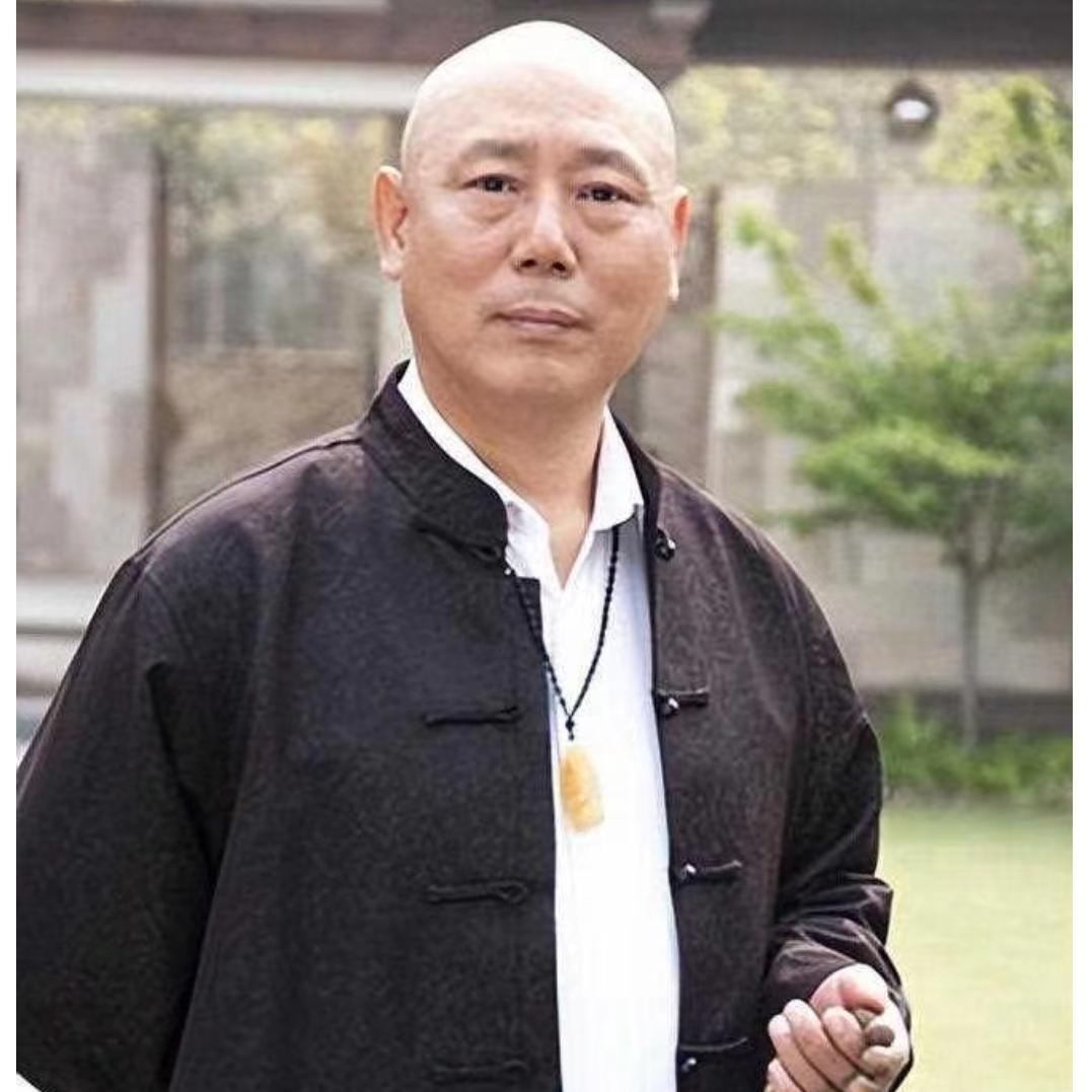 李成儒一眼就能看出这件衣服的成本多少钱，大概买价是多少。他说服装行业是暴利。

