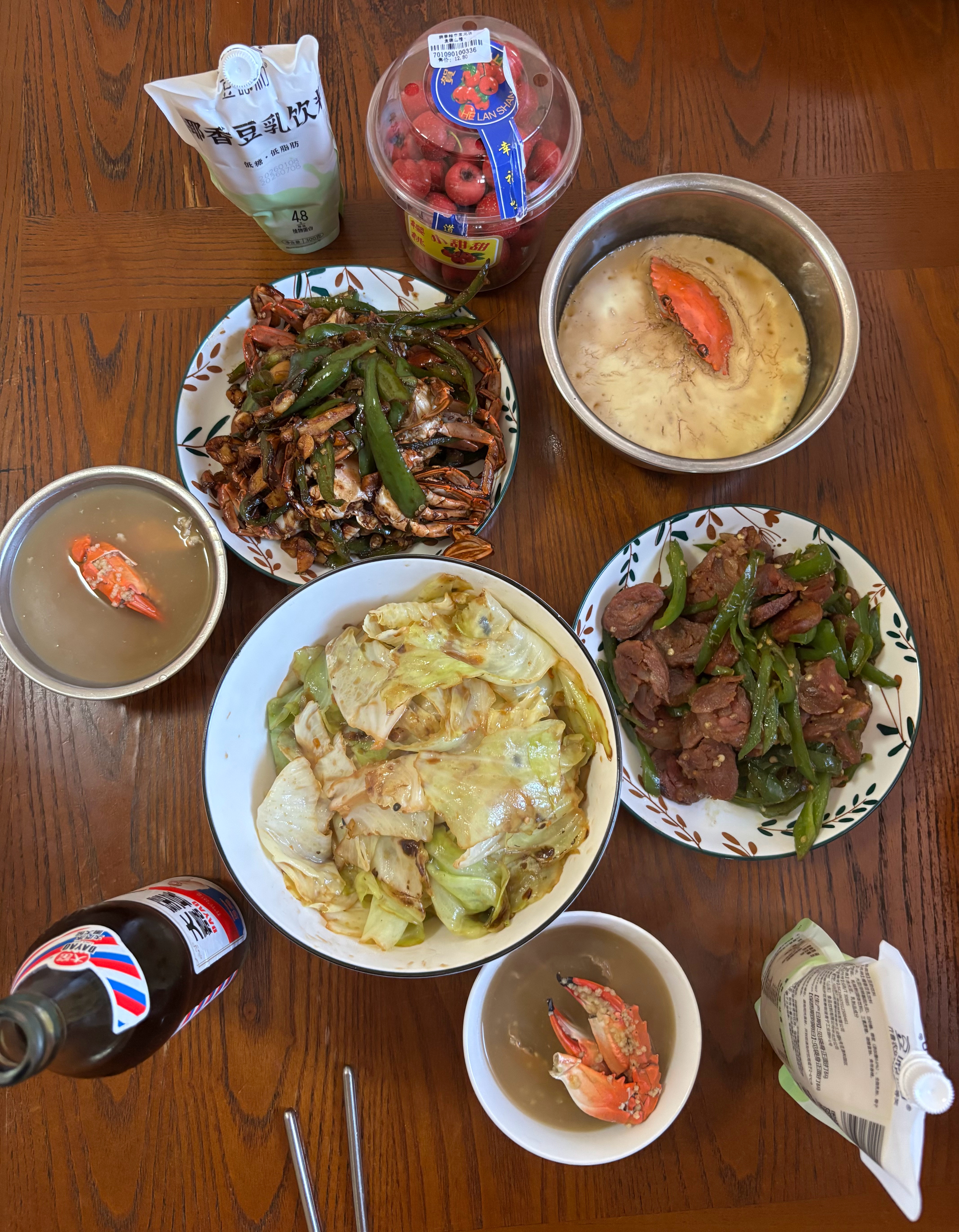 我的拿手年夜菜看我家的年夜饭：青椒炒螃蟹，青椒炒香肠，海鲜蒸蛋，包菜，海鲜粥，豆