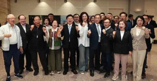 郑丽文搭乘的班机平稳降落在台湾桃园机场，舱门开启瞬间，机场外早已分列两派的人群气