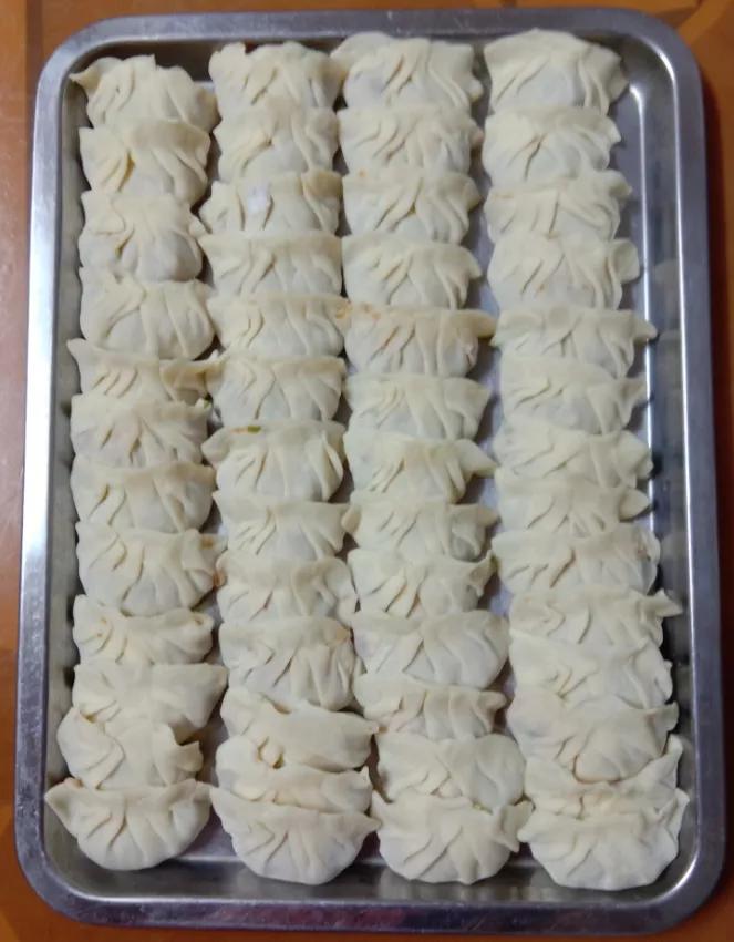 包饺子究竟是用生猪肉还是炒熟的猪肉啊？
我听一位朋友说:“他们包饺子是要把猪肉炒