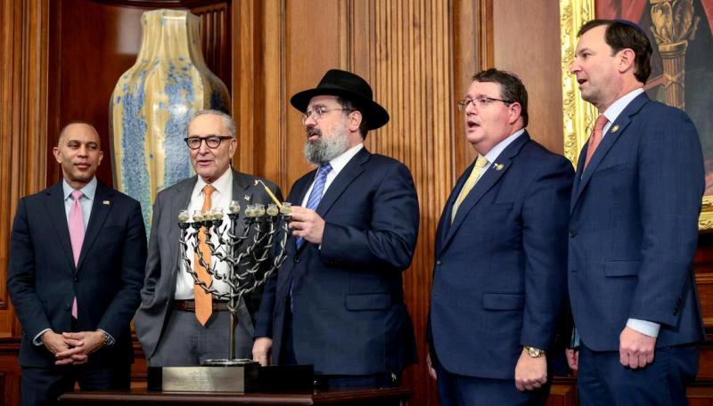 美国佛罗里达州共和党籍众议员法恩提出一项法案，旨在授权总统特朗普采取一切必要措施