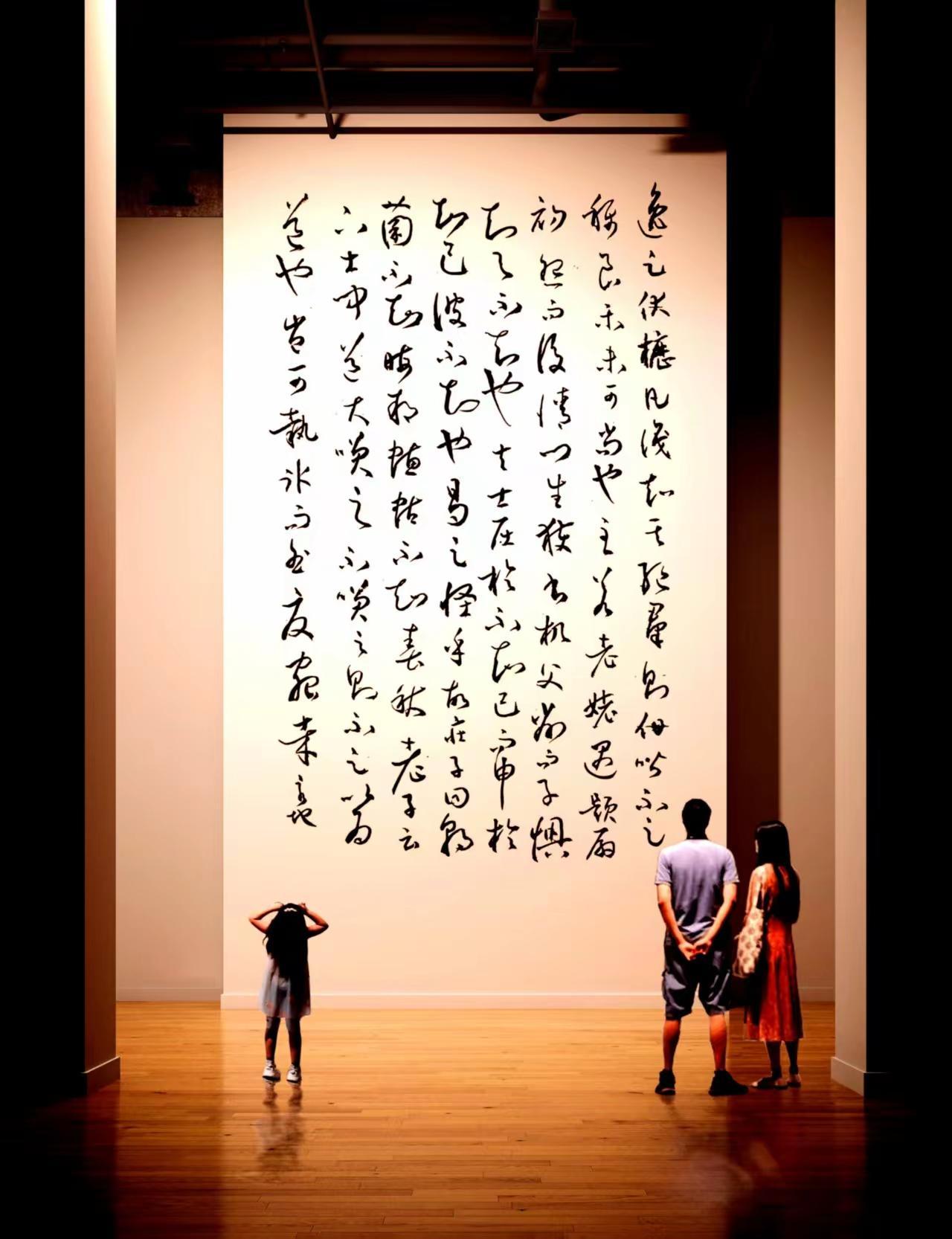 这段文字通过“逸足伏枥”和“奇音在爨”的比喻，阐述了艺术鉴赏的高门槛和专业性。如