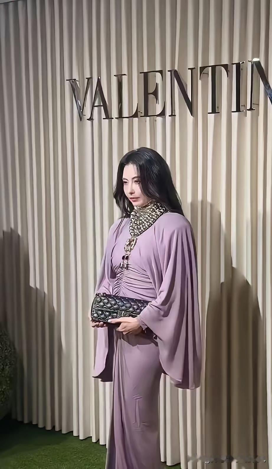 张柏芝的颜值现在也有点看不懂了
上镜状态也是忽上忽下的
她有时候出镜的时候显得很