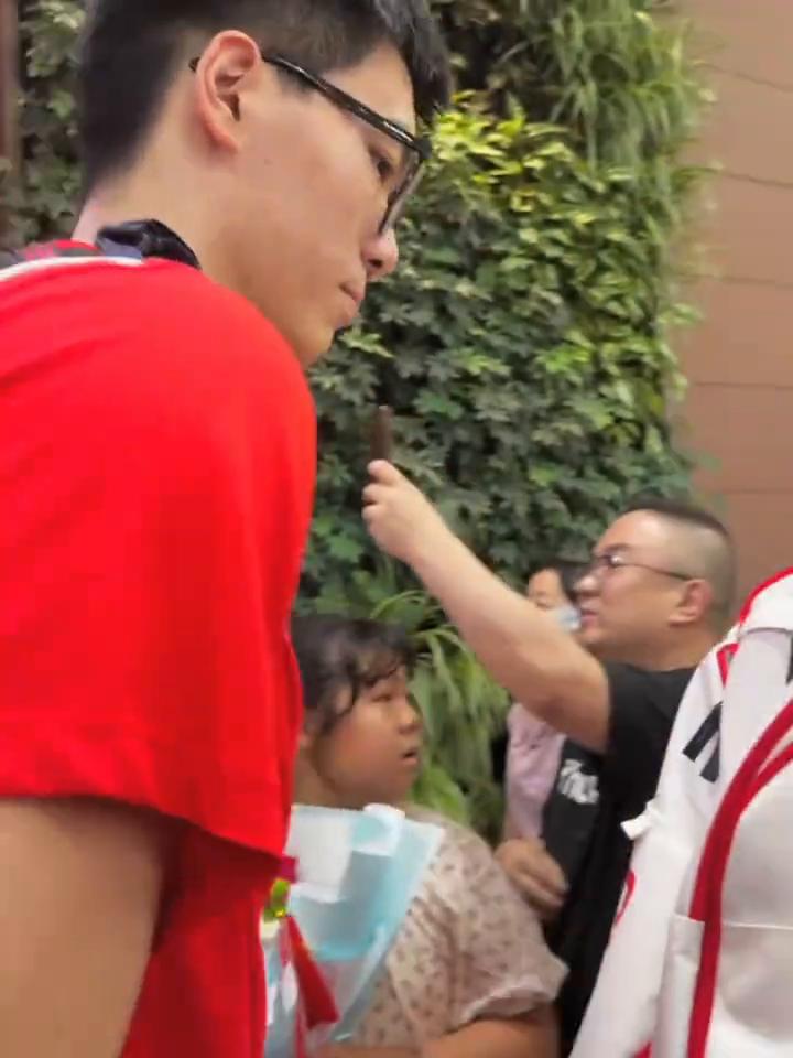 郭导加油，中国必胜。高考加油，中国必胜。高考加油，中国必胜。加油，太帅了。加油，