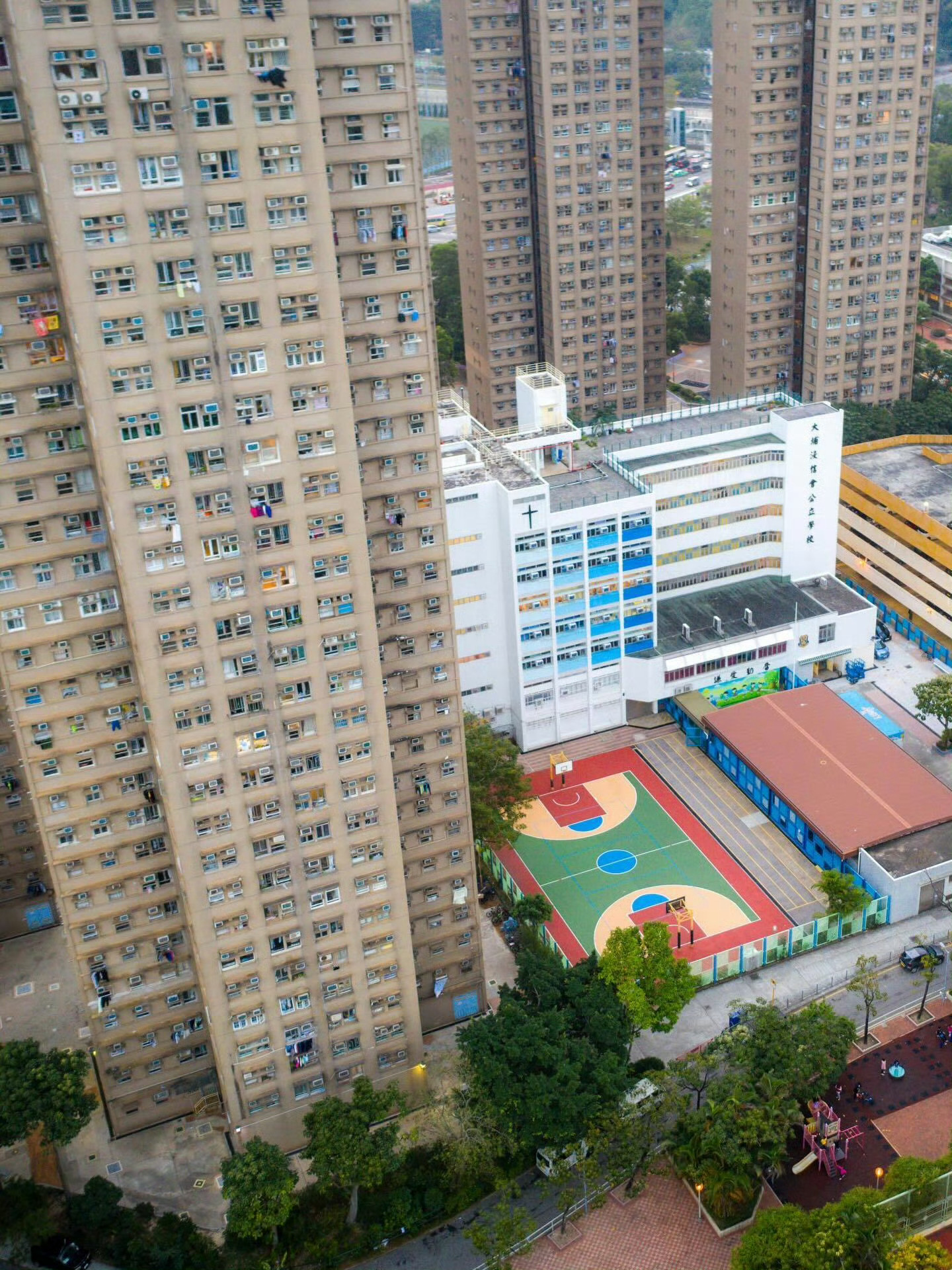 香港7栋大厦火势全部受控 终于受控了，目前香港火灾已致65人，大楼内还有陆续发现