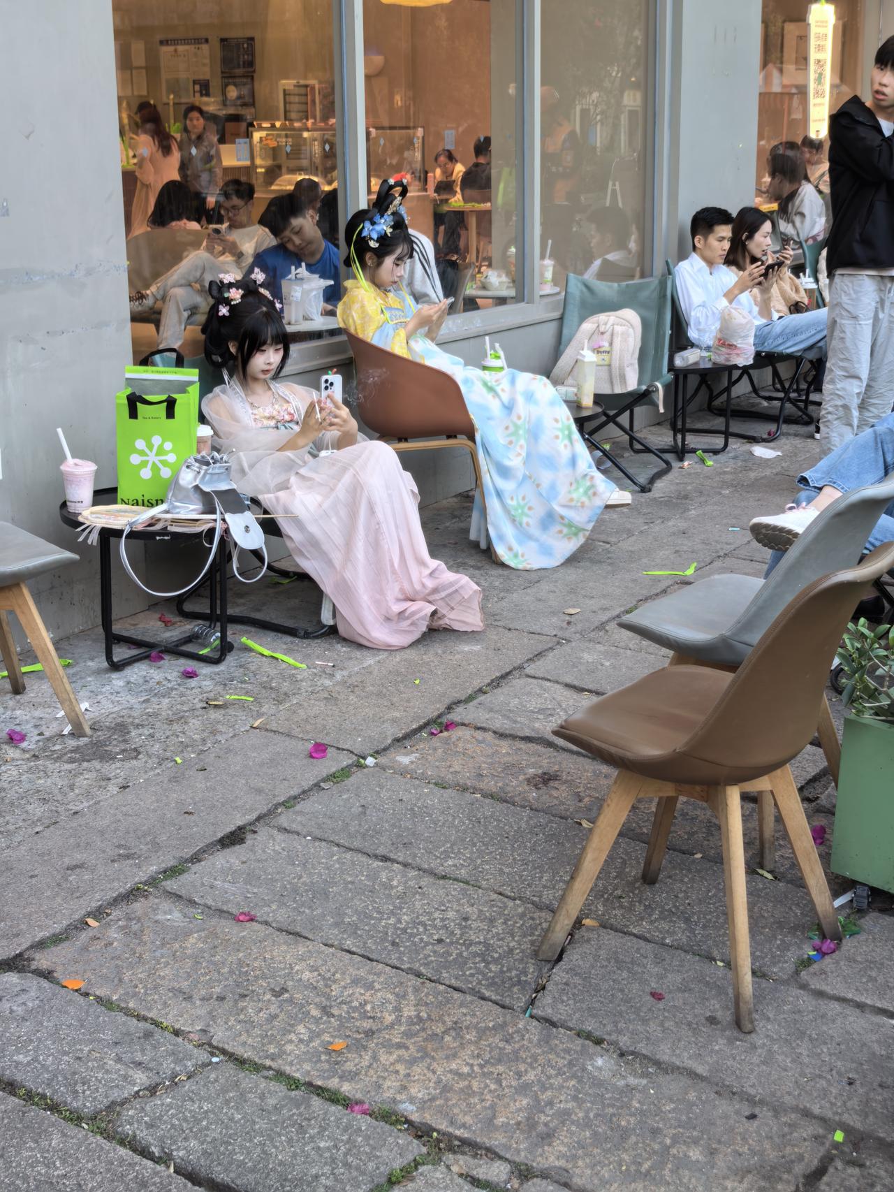 深圳甘坑客家小镇，今天遍地都是穿着汉服的美女。