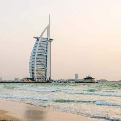 迪拜是中东奢华旅游的代名词，融合现代奇迹与阿拉伯风情，以极致奢华、震撼建筑与多元