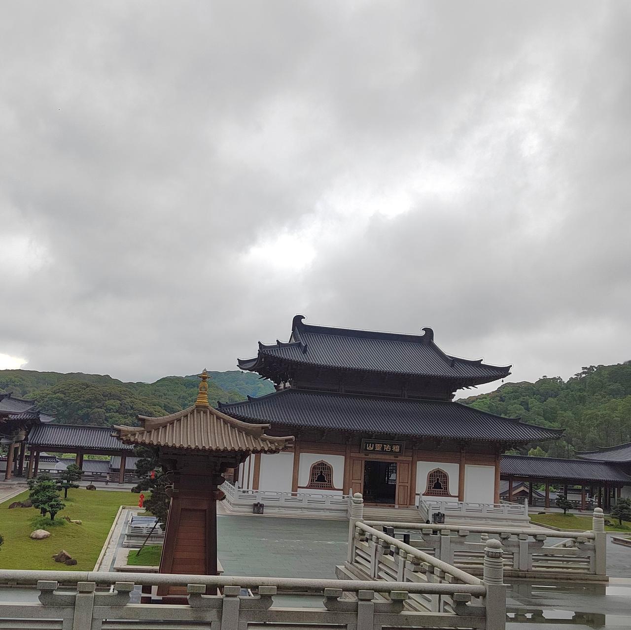 太阳藏进云层的褶皱里，一连几
日了，连风都带着潮湿的怅惘。