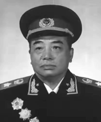 1965年，彭德怀一边抽烟，一边固执地对毛泽东说道：“我还是回乡当我的农民好，你