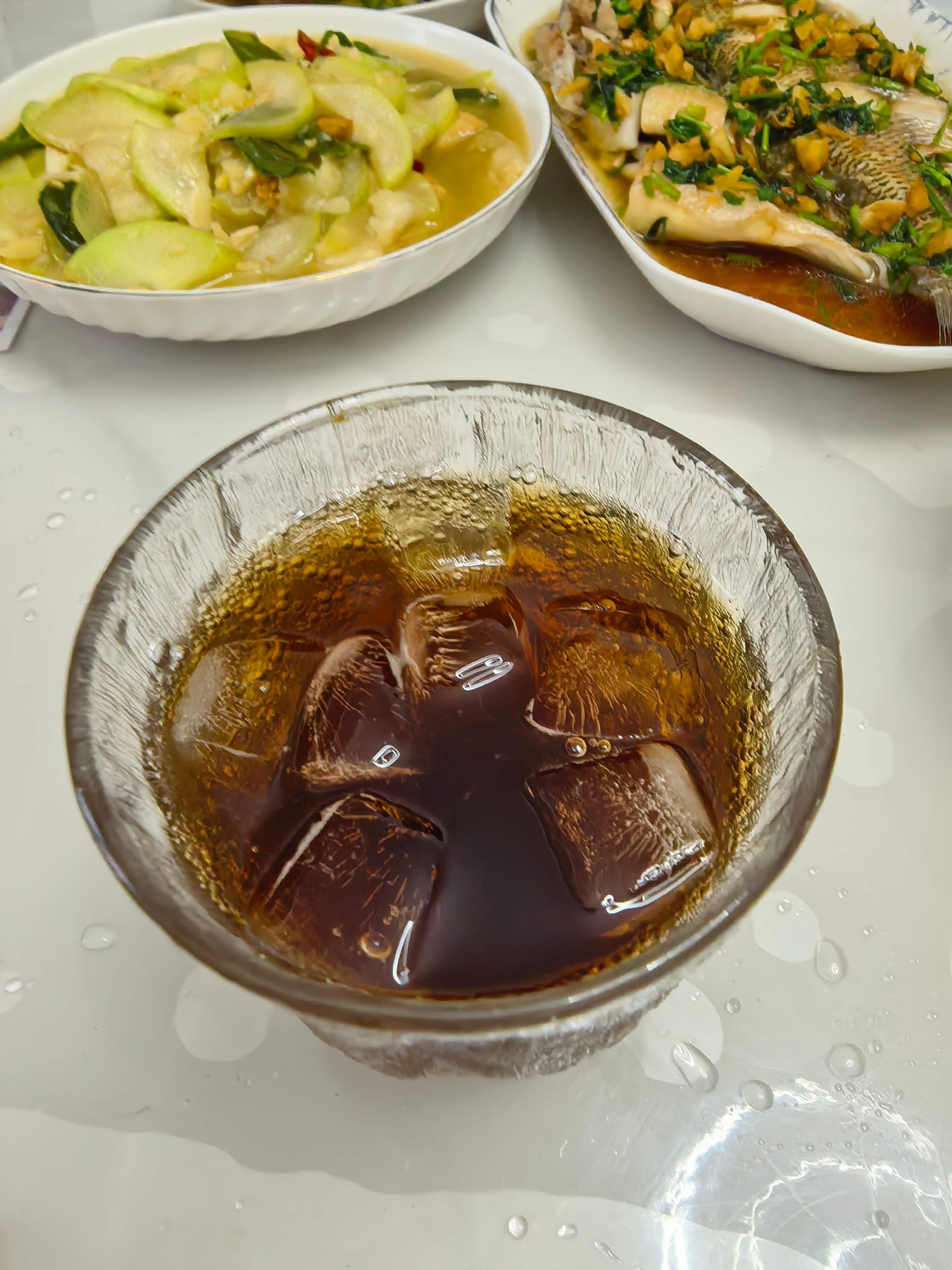 调了一杯冰镇饮料，烧了几个菜，简单凑合一口，这就是晚餐了～ 