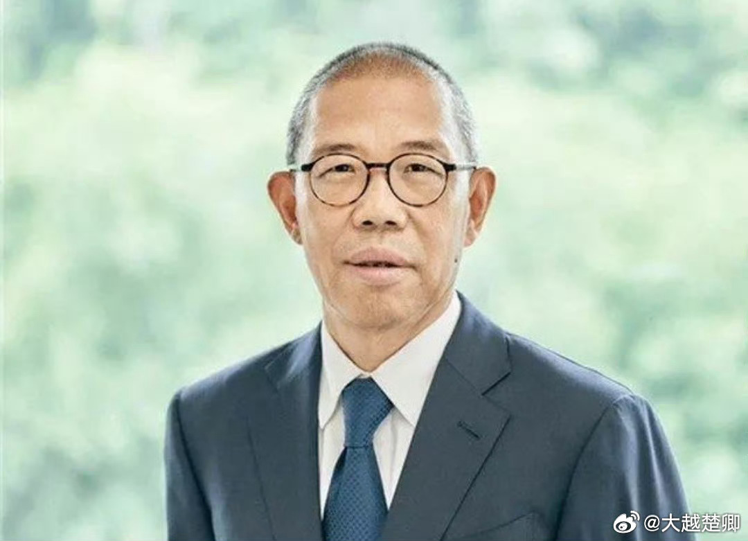 钟睒睒认为，必须限制平台的能力。他说，电商平台已演变为特殊的中间商，不仅挤压实体
