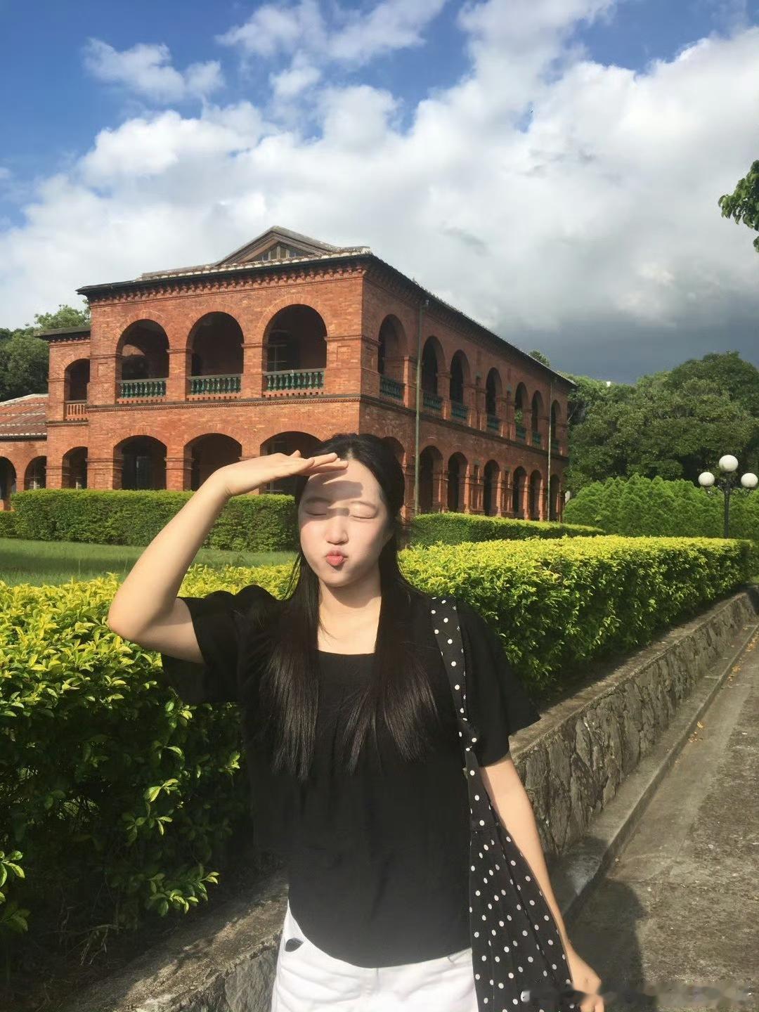 7月21日申裕斌分享美照，这一头黑发好羡慕，感觉申裕斌每次拍照都很漂亮，即有女团