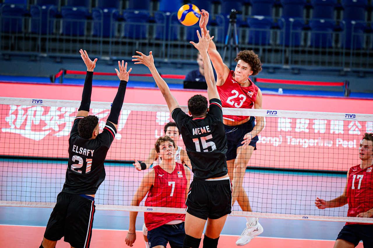 男排U21世锦赛，今天早场比赛正在进行中，中国队所在的A组，美国男排2比1埃及男