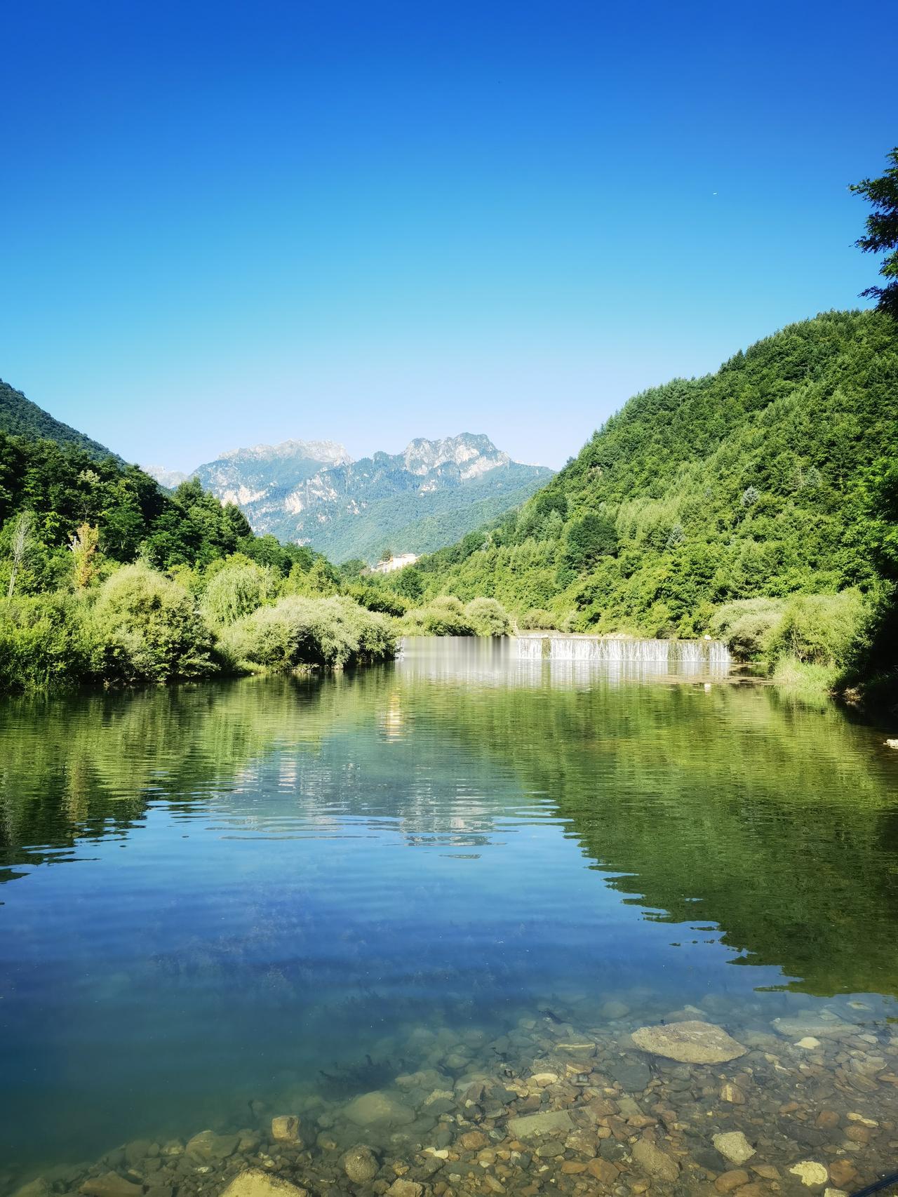 上联：一湖秀水千秋画，
下联：十里青山万卷诗。
 
简赏：上联写碧水灵秀，如传世