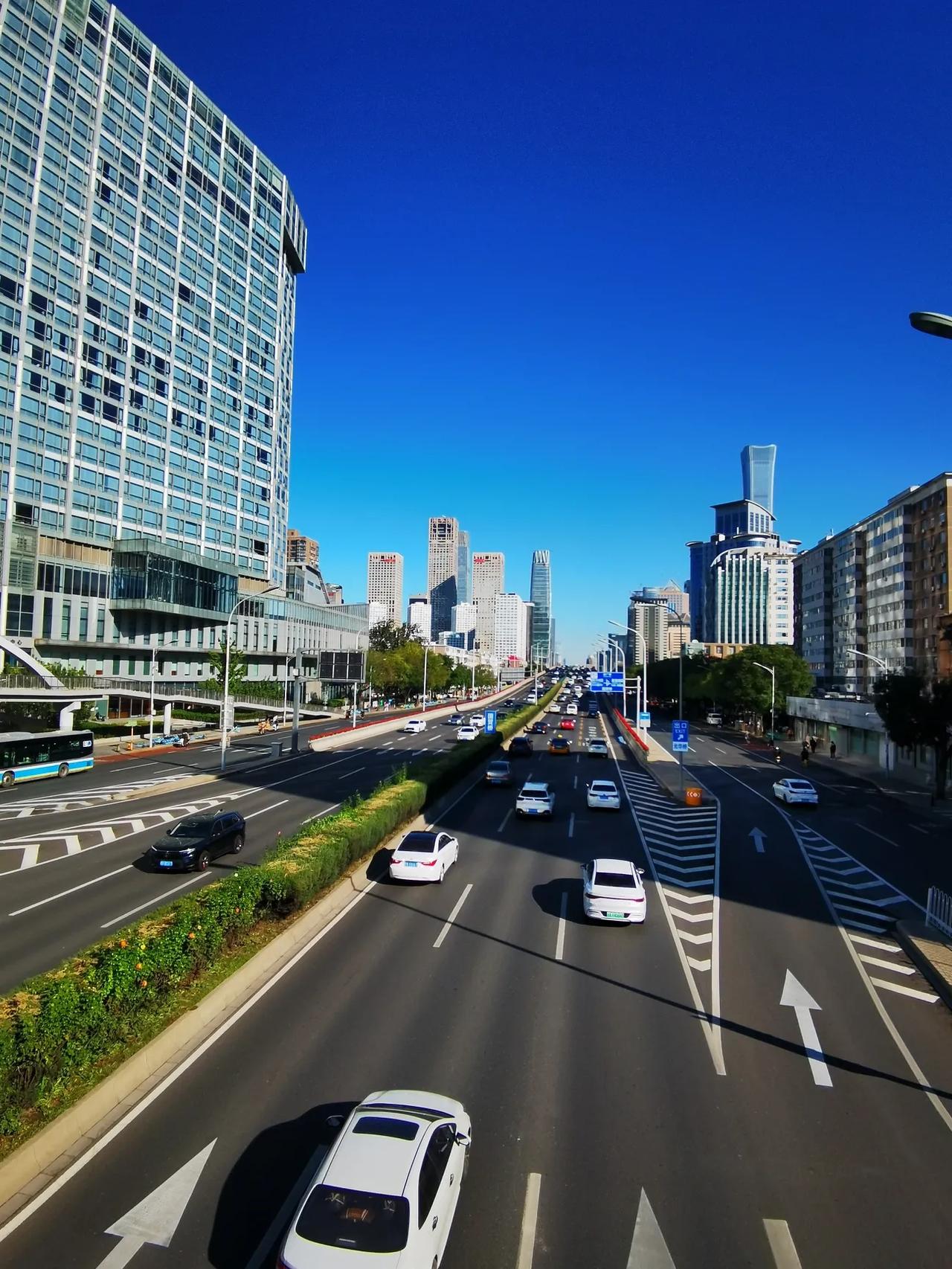 今天10月7日，国庆小长假的最后一天。北京秋高气爽，碧空蓝天。城市被打扮得干净美