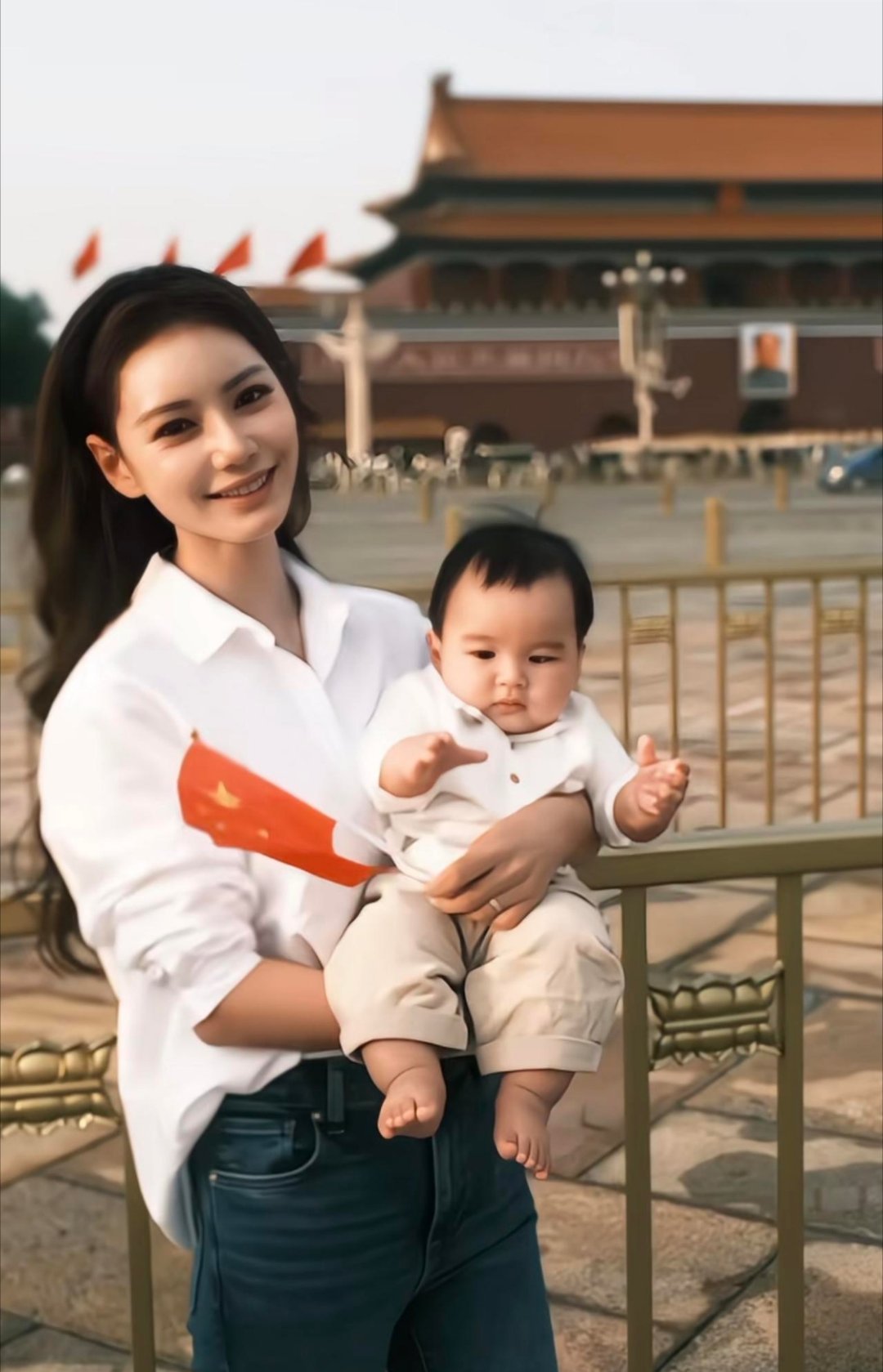 马筱梅带儿子打卡天安门广场，母子同穿白衬衫，小汪宝肉嘟嘟，笑眼弯弯超可爱 ​​​