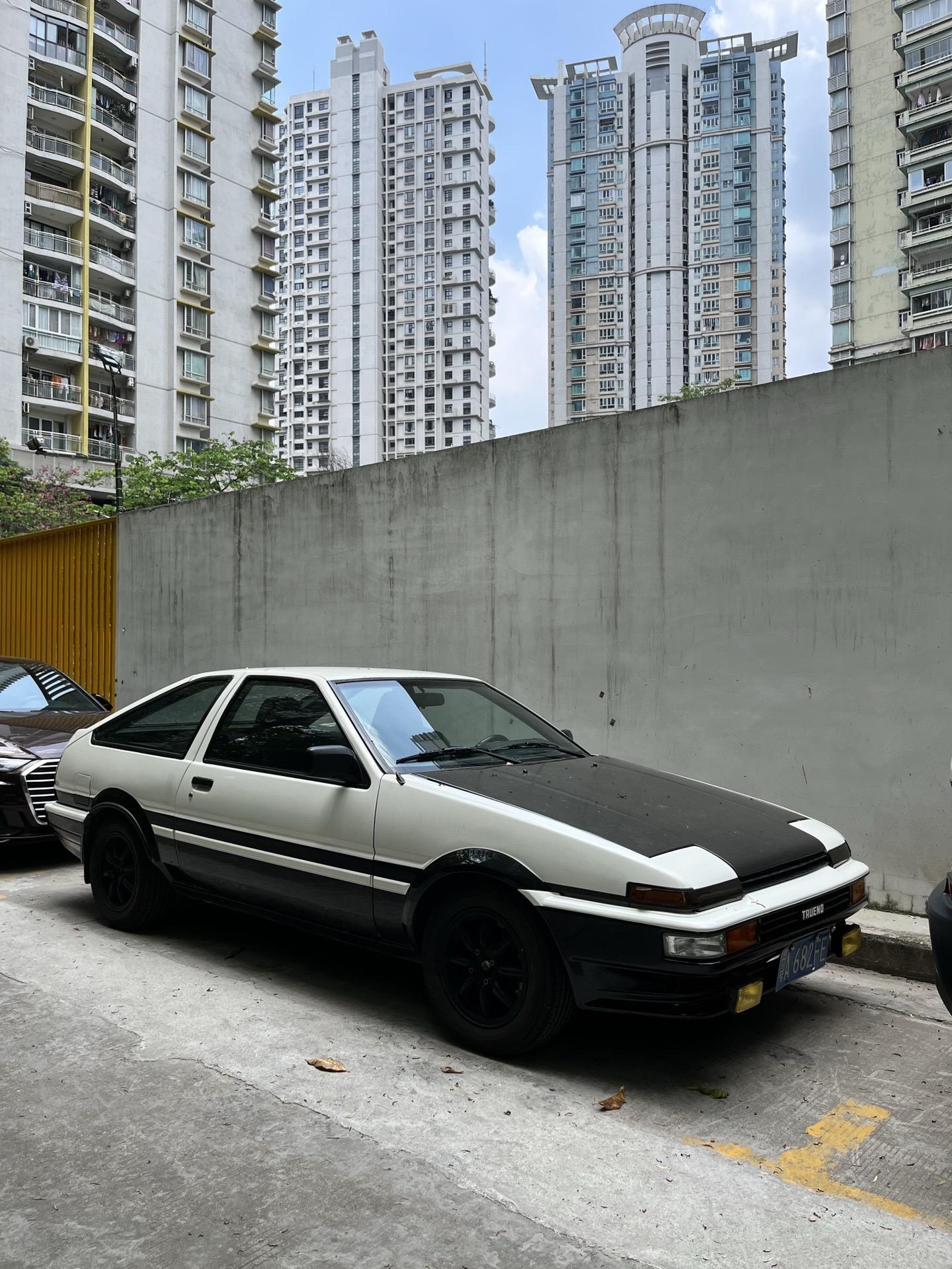 全国唯一能上路送豆腐的AE86，原厂熊猫配色真的太经典了