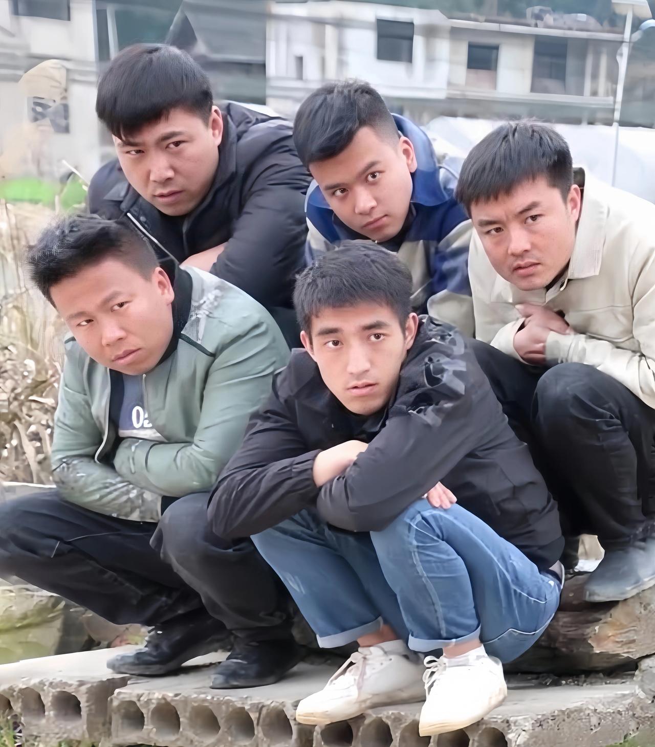 这是五个青年男子过年在老家时的一张合影。
照片中，五个青年男子排成两排蹲在地上，